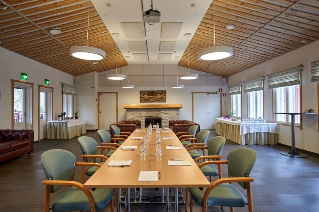 Suomen parhaat kokoushotellit tuottaviin liiketapaamisiin Kokoushotellit Suomessa