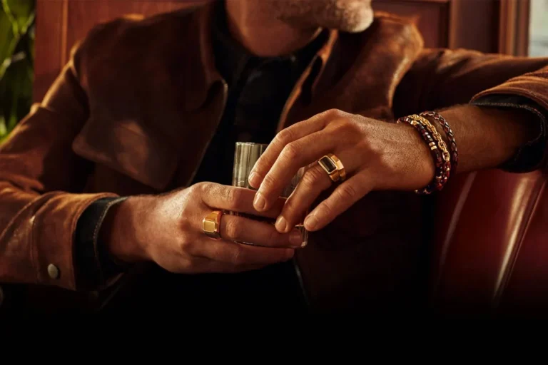 Tendencias Imprescindibles de Joyería para Hombre para un Armario Moderno