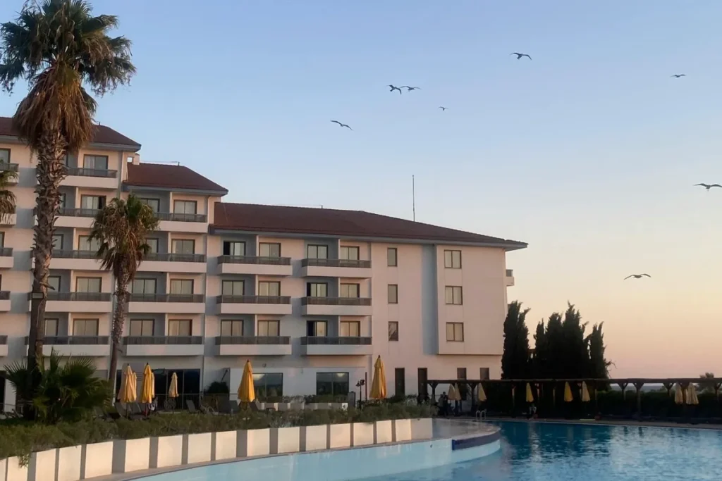 How Monthly Rate Hotels Can Help You Save Money on Temporary Housing
