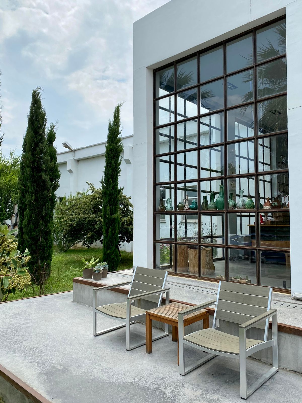 Salon de jardin et table sur une terrasse moderne