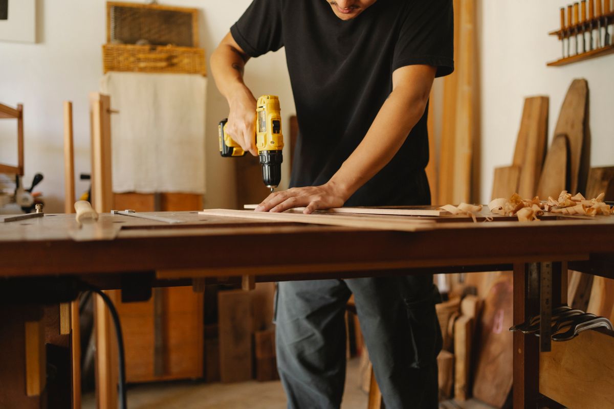 Cordless power drill and drill bits