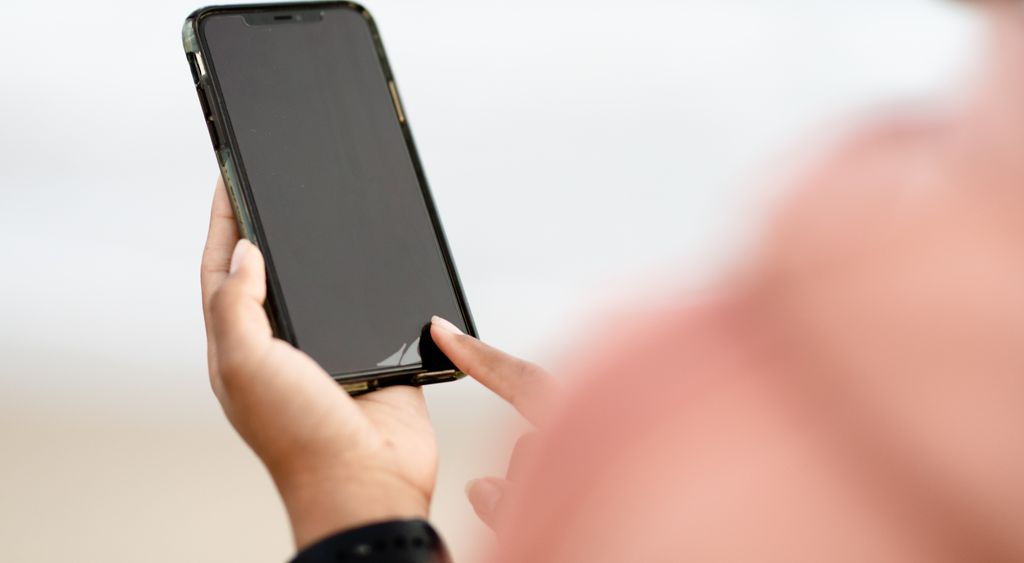 Person nutzt ein Smartphone im Alltag