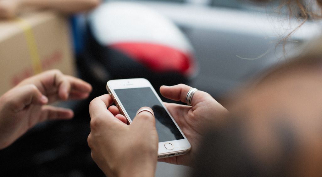 Smartphone in der Hand mit Blick auf das Display