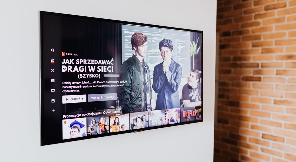 Smart-TV zeigt Streaming-Inhalte in modernem Wohnzimmer