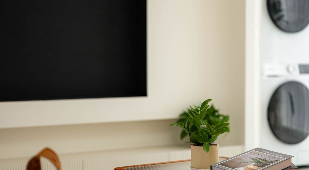 Stilvolles Wohnzimmer mit Smart-TV und Couchtisch