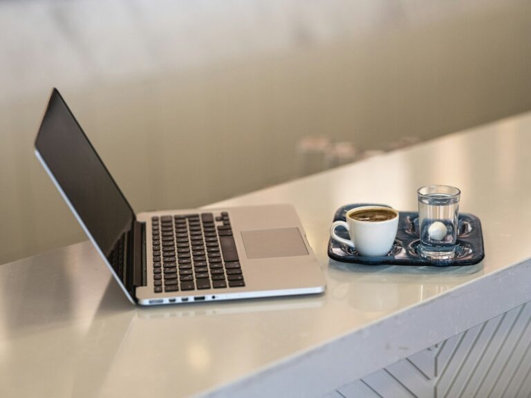 Les formules sans engagement pour lire la presse en ligne Ordinateur portable et café sur un comptoir lumineux