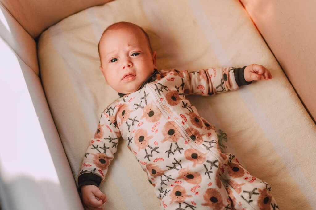 Pyjamas et Dors-Bien Bébé pour les Nuits Fraîches Bebe en pyjama une piece dans son berceau