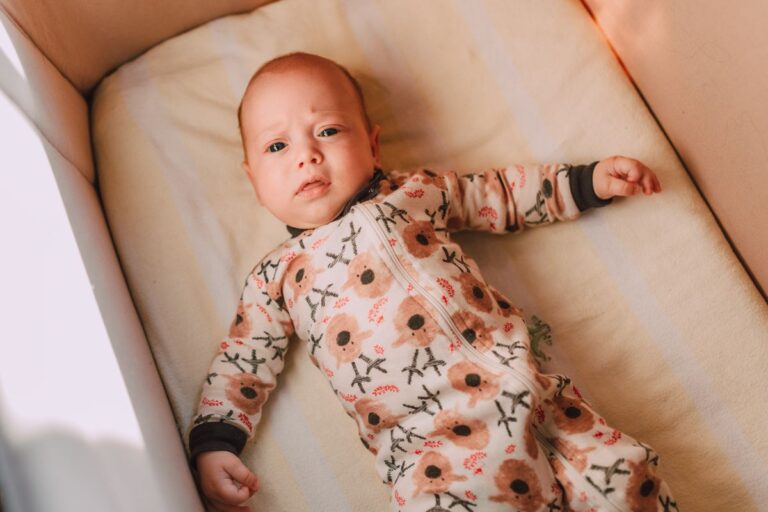 Pyjamas et Dors-Bien Bébé pour les Nuits Fraîches Bebe en pyjama une piece dans son berceau