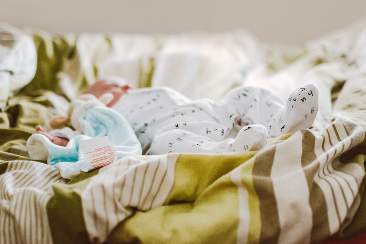 Bébé endormi en pyjama sur un lit