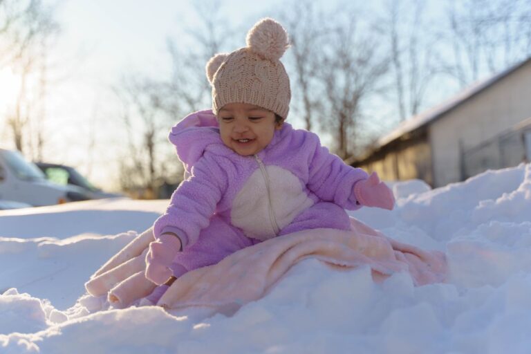 Manteaux, Cirés et Doudounes Bébé pour l’Hiver Bebe en combinaison matelassee dans la neige